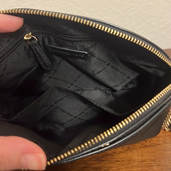 Michael Kors Jet Set Travel MD Dome Crossbody & Wallet, like new! - Picture 2 of 4